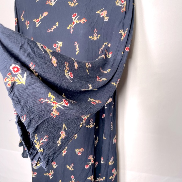 Roxy Bell Sleeve Midi Dress Size Large Navy Blue with Red Floral Print Boho - Picture 3 of 8